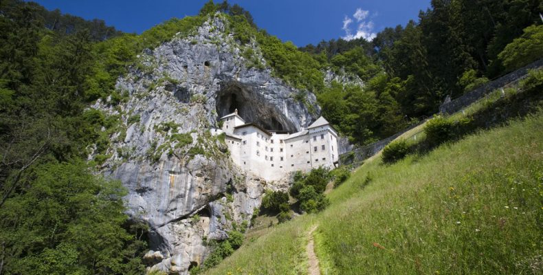 Μεσαιωνικό κάστρο χτισμένο σε μια σπηλιά - Φωτογραφία 1