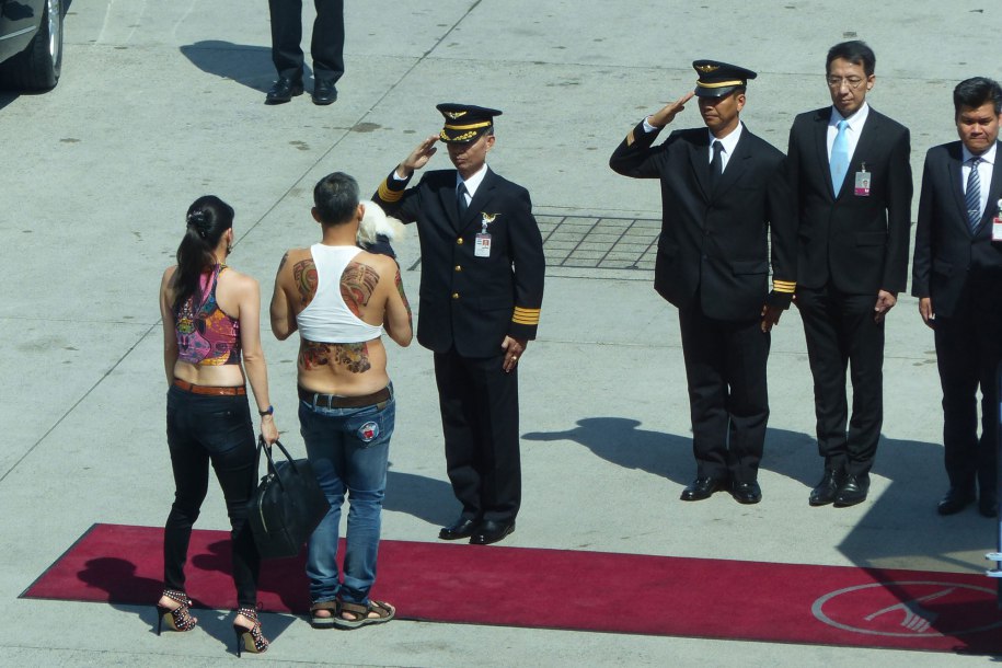 Ταϊλάνδη: Τριήμερες τελετές για τη στέψη του «βασιλιά με το μπουστάκι» - Φωτογραφία 2