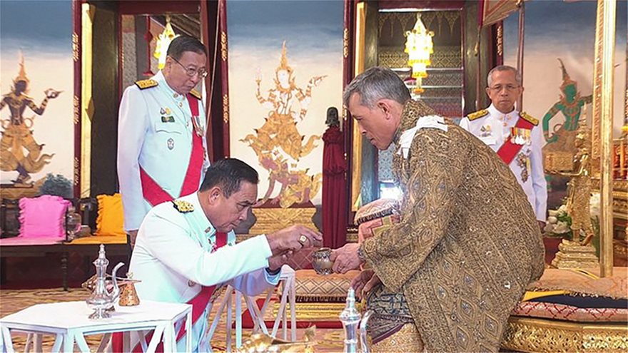 Ταϊλάνδη: Τριήμερες τελετές για τη στέψη του «βασιλιά με το μπουστάκι» - Φωτογραφία 5