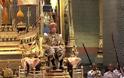 Ταϊλάνδη: Τριήμερες τελετές για τη στέψη του «βασιλιά με το μπουστάκι» - Φωτογραφία 1