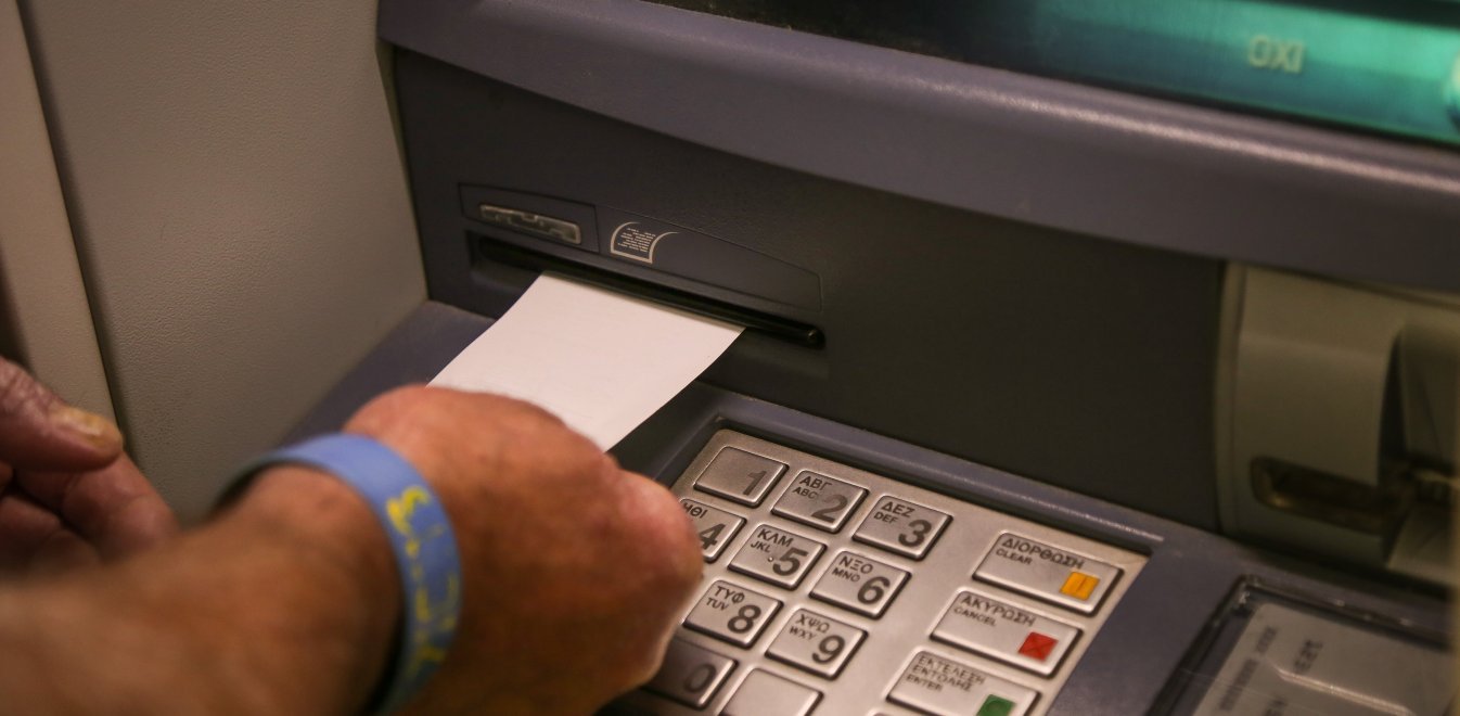 Ξεκίνησε η χρέωση στις αναλήψεις από ATM - Τι ισχύει για την Ελλάδα - Φωτογραφία 1