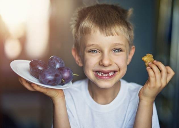 Στοματική υγιεινή: Οι τροφές που βοηθούν τα παιδικά δόντια να παραμείνουν… γερά και δυνατά - Φωτογραφία 1