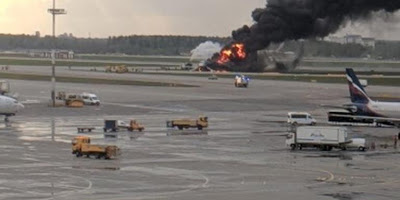 Ασύλληπτη τραγωδία στη Μόσχα - Τουλάχιστον 13 νεκροί από πυρκαγιά σε αεροσκάφος μετά από κεραυνό (pics+vid) - Φωτογραφία 1