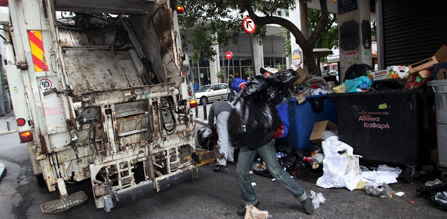 Εργατικό ατύχημα στη Θεσσαλονίκη - Καθαρίστρια έπεσε από απορριμματοφόρο - Φωτογραφία 1