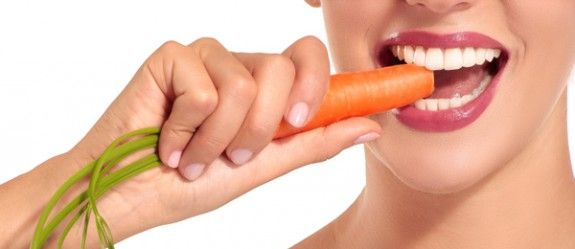 Τι πρέπει να τρως για να έχεις λευκά δόντια - Φωτογραφία 1
