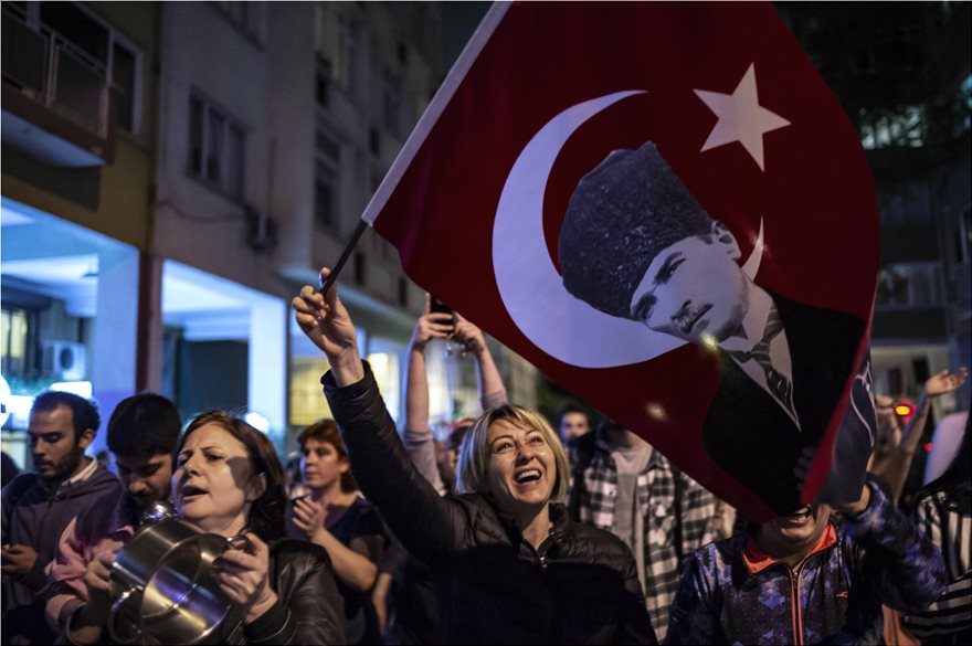 Διαμαρτυρία με κατσαρόλες στην Κωνσταντινούπολη - Στους δρόμους οι υποστηρικτές του Ιμάμογλου - Φωτογραφία 2
