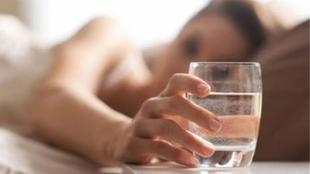Τι θα συμβεί στον οργανισμό σας αν πίνετε νερό μόλις ξυπνάτε - Φωτογραφία 1