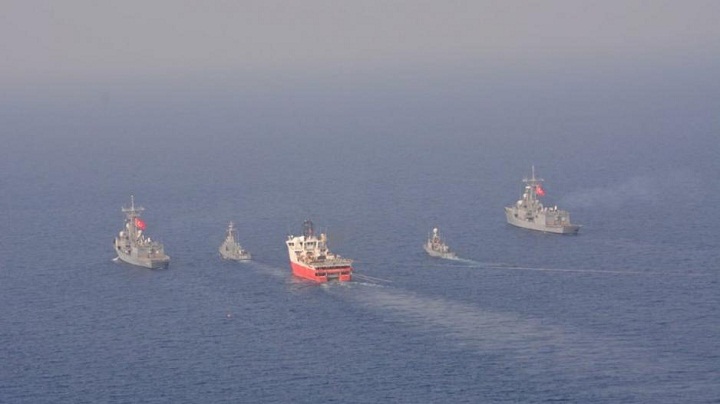Σκηνικό έντασης στην ΑΟΖ στήνει η Τουρκία: Έστειλε 10 πολεμικά πλοία για τον Πορθητή - Φωτογραφία 1