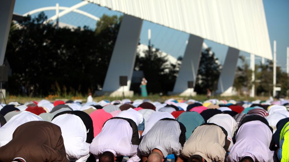 Σε ΟΑΚΑ και ΣΕΦ η προσευχή των μουσουλμάνων για το Ραμαζάνι - Φωτογραφία 1