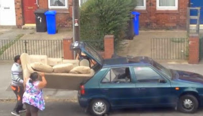 Οικογένεια προσπαθεί να φορτώσει έναν καναπέ σε αυτοκίνητο - Φωτογραφία 1