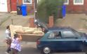 Οικογένεια προσπαθεί να φορτώσει έναν καναπέ σε αυτοκίνητο