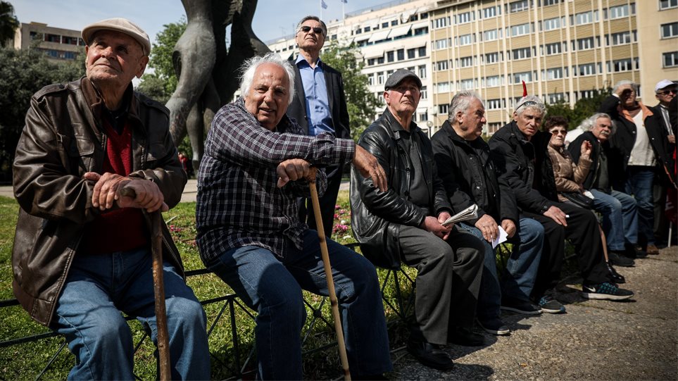 Συντάξεις: Πήραν €7.000 ευρώ από τους χαμηλοσυνταξιούχους και τους επιστρέφουν €500 - Φωτογραφία 1