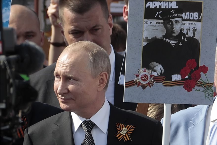 Αγνώριστος ο Γκορμπατσόφ στην παρέλαση για την Ημέρα της Νίκης - Φωτογραφία 3