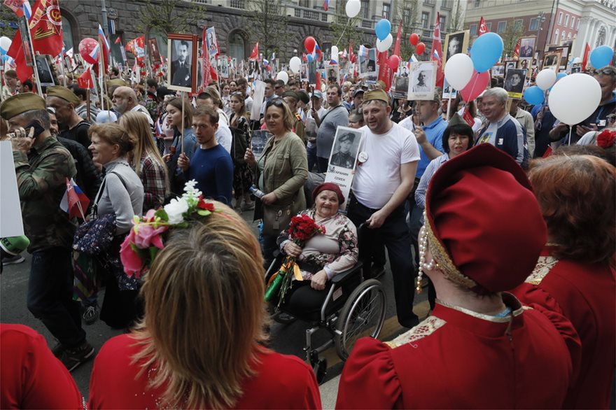 Αγνώριστος ο Γκορμπατσόφ στην παρέλαση για την Ημέρα της Νίκης - Φωτογραφία 8