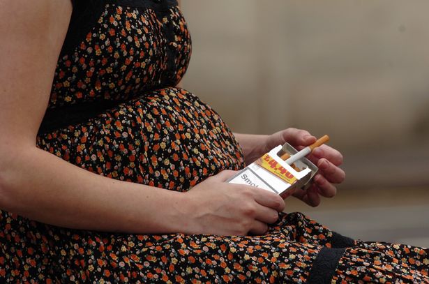 Ούτε στην εγκυμοσύνη κόβουν το κάπνισμα οι Ελληνίδες! - Φωτογραφία 2