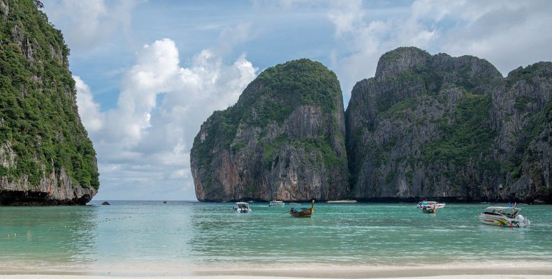 Διάσημη παραλία στην Ταϊλάνδη κλείνει μέχρι το 2021 - Φωτογραφία 1