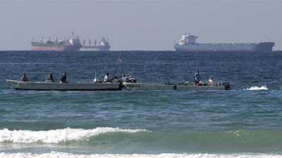 «Μαύρα σύννεφα» στον Κόλπο: «Επιχείρηση σαμποτάζ» τεσσάρων πλοίων στο στενό του Χορμούζ - Φωτογραφία 1