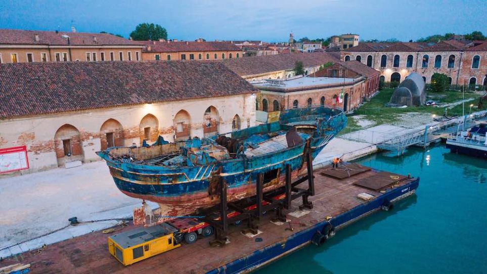 Μπιενάλε Βενετίας: Στα εκθέματα η βάρκα - «φέρετρο» 800 προσφύγων - Φωτογραφία 1