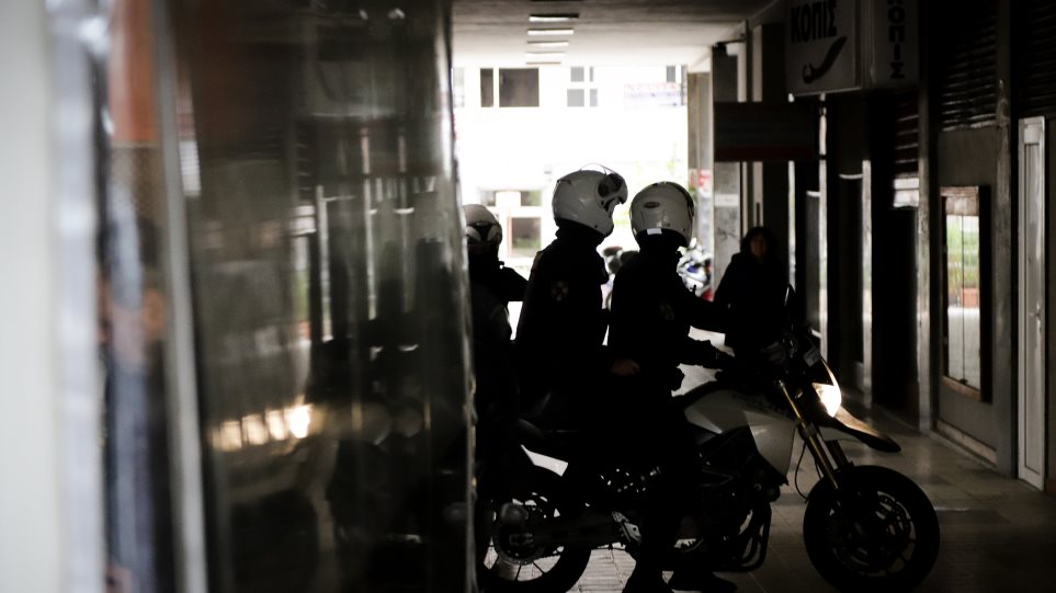 Ληστές εισέβαλαν με αυτοκίνητο σε κοσμηματοπωλείο στο Κορωπί - Φωτογραφία 1