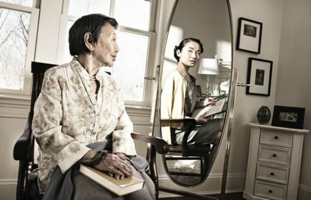 Ηλικιωμένοι κοιτούν στον καθρέφτη την αντανάκλαση των νιάτων τους - Φωτογραφία 1