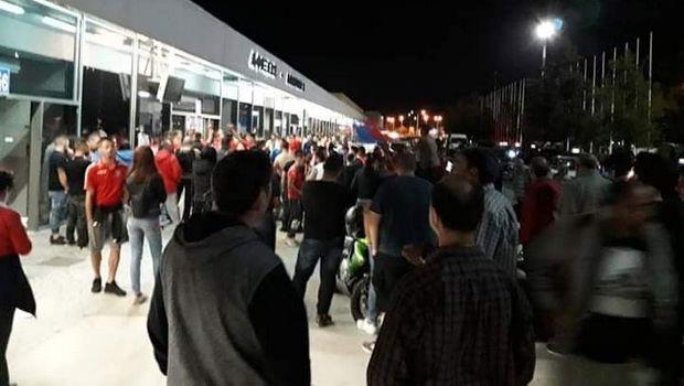 Χαμός στο αεροδρόμιο της Ρόδου: Πάνω από 200 άτομα υποδέχθηκαν τον Διαγόρα - Φωτογραφία 1