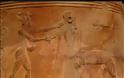 Ο Περσέας αποκεφαλίζει την Ιππο-Μέδουσα - Ο μεγάλος πίθος από τις Κυκλάδες του 7ου αι π.Χ. αιώνα, που δεν ξέρετε, από το Λούβρο! Γιατί και πώς βρίσκεται στο Παρίσι; - Φωτογραφία 2