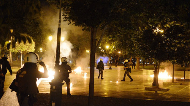 Επίθεση αντιεξουσιαστών με μολότοφ σε αστυνομικούς στη Θεσσαλονίκη - Φωτογραφία 1
