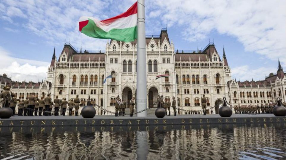 Ουγγαρία: Σάλος με τον πρόεδρο του κοινοβουλίου - Εξισώνει τους ομοφυλόφιλους με τους παιδόφιλους - Φωτογραφία 1
