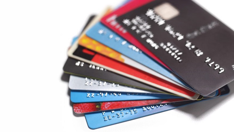 Νέες χρεώσεις και αυξημένες προμήθειες στις χρεωστικές κάρτες - Όλες οι αλλαγές - Φωτογραφία 1