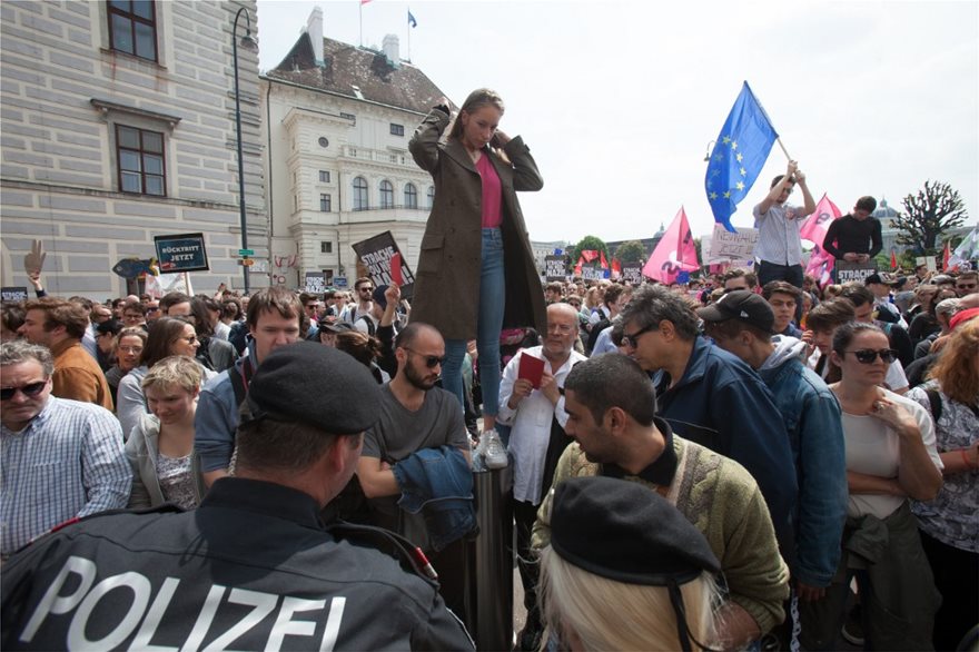 ΒΟΝΤΕΟ.Πρόωρες εκλογές η Αυστρία μετά την παραίτηση Στράχε: Σε λίγο έκτακτα διαγγέλματα από Κουρτς και Βαν ντερ Μπέλεν - Φωτογραφία 2