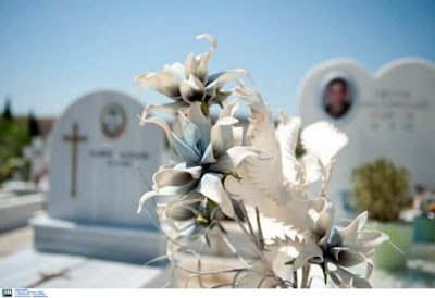 ΧΑΜΟΣ με υποψήφια σε κηδεία: «Αν ψάχνεις για σταυρούς, πήγαινε στο νεκροταφείο έχει πολλούς...» - Φωτογραφία 1