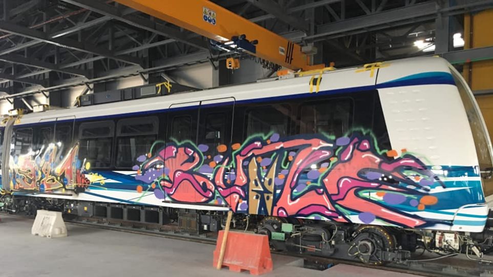 Γέμισαν γκράφιτι τα βαγόνια του Μετρό Θεσσαλονίκης - Φωτογραφία 1