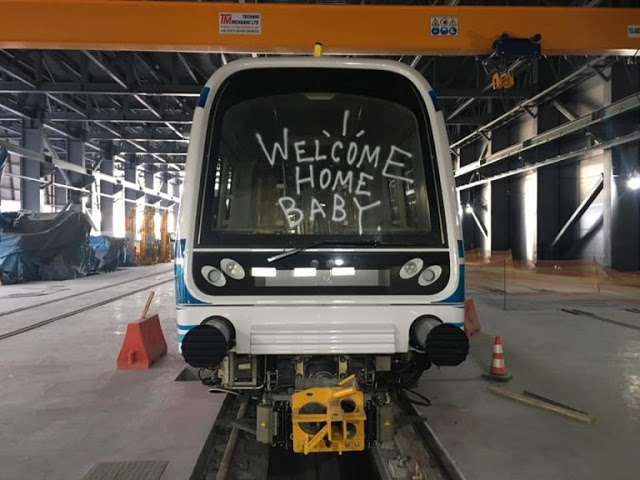 Συνθήματα και γκράφιτι στα βαγόνια του μετρό Θεσσαλονίκης - Φωτογραφία 1