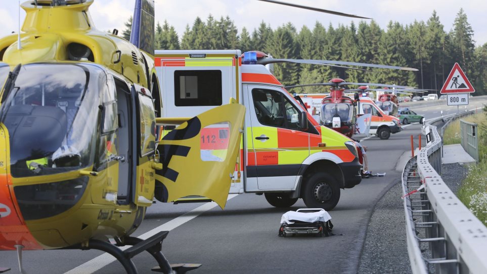 Γερμανία: Τροχαίο με έναν νεκρό και 60 τραυματίες - Φωτογραφία 1