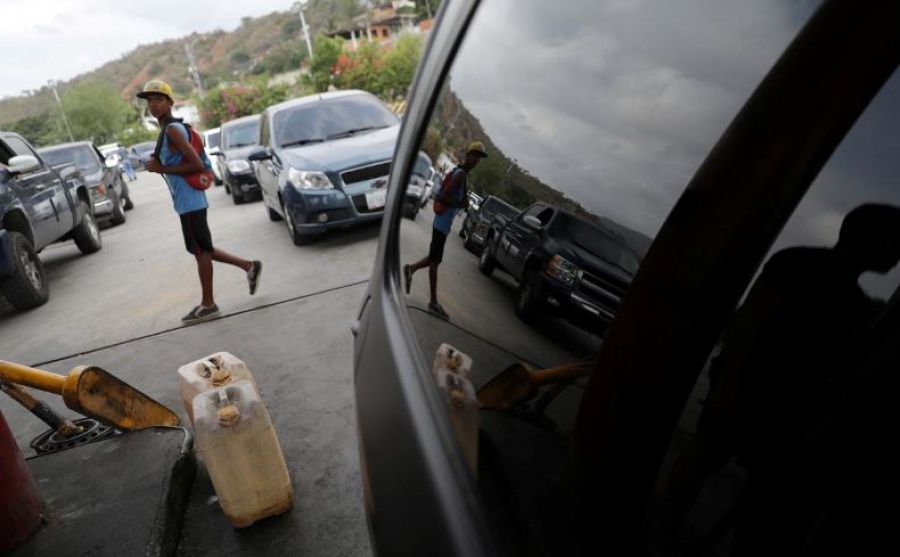 Βενεζουέλα: Ο στρατός εφοδιάζει με βενζίνη τα πρατήρια υγρών καυσίμων – Τεράστιες ουρές και οργή οδηγών - Φωτογραφία 1