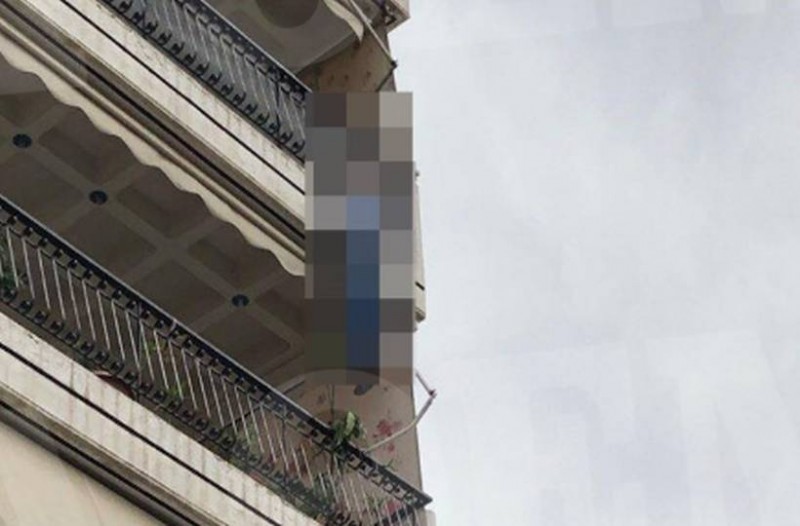 Τραγωδία στην Καλογρέζα: Σοκάρει το κρεμασμένο πτώμα από το μπαλκόνι! - Φωτογραφία 1