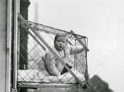 Γιατί κρεμούσαν τα μωρά σε κλουβιά;... - Φωτογραφία 1