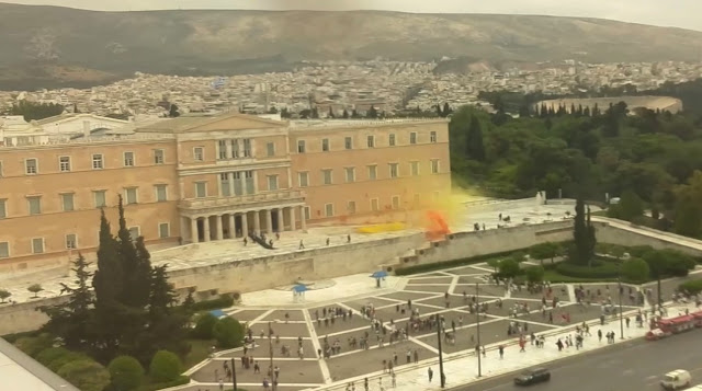 Βίντεο - ντοκουμέντο από την επίθεση Ρουβίκωνα στη Βουλή - Φωτογραφία 1