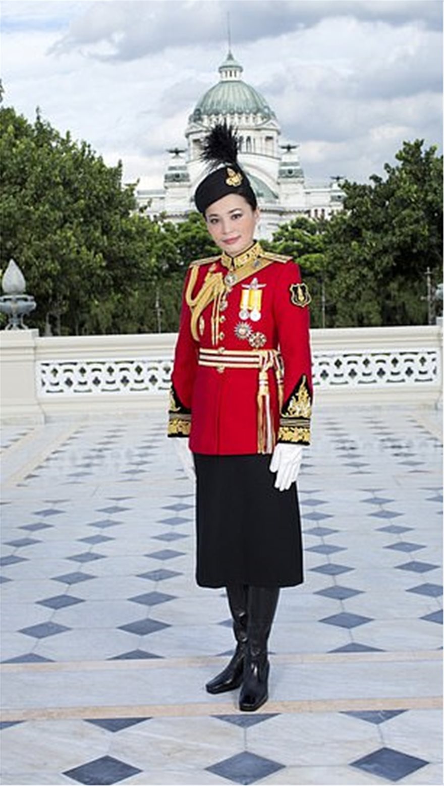 Ταϊλάνδη: H νέα σύζυγος του «βασιλιά με το μπουστάκι» ποζάρει με 20 στολές και... σουρεάλ photoshop! - Φωτογραφία 10