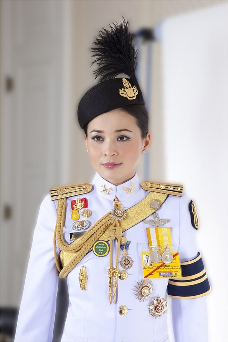 Ταϊλάνδη: H νέα σύζυγος του «βασιλιά με το μπουστάκι» ποζάρει με 20 στολές και... σουρεάλ photoshop! - Φωτογραφία 7