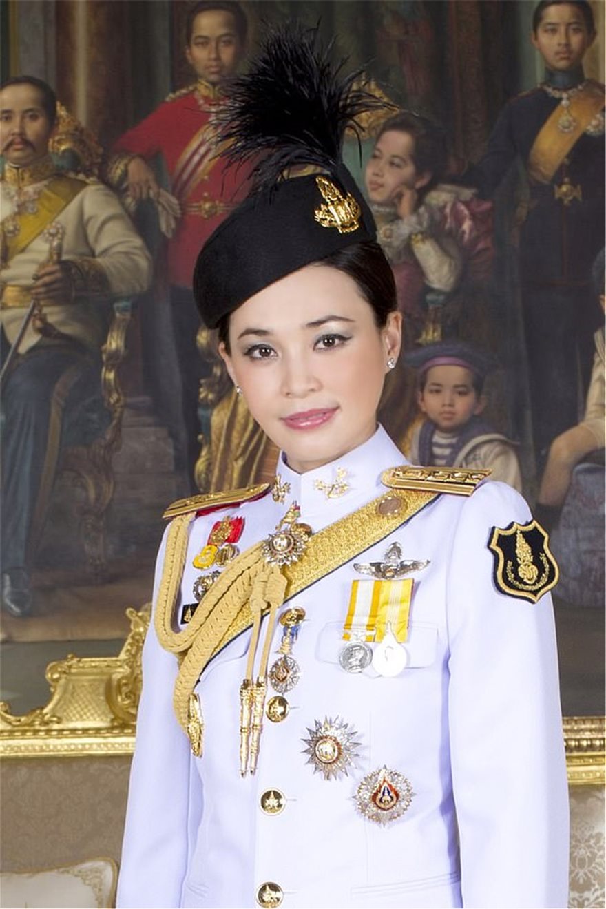 Ταϊλάνδη: H νέα σύζυγος του «βασιλιά με το μπουστάκι» ποζάρει με 20 στολές και... σουρεάλ photoshop! - Φωτογραφία 8