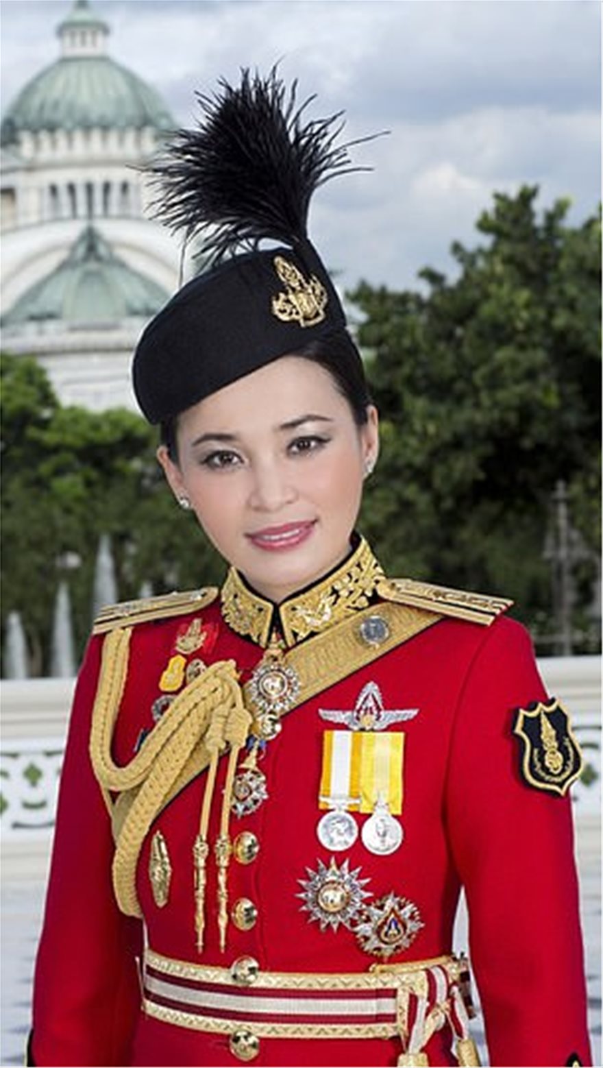 Ταϊλάνδη: H νέα σύζυγος του «βασιλιά με το μπουστάκι» ποζάρει με 20 στολές και... σουρεάλ photoshop! - Φωτογραφία 9