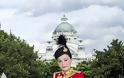 Ταϊλάνδη: H νέα σύζυγος του «βασιλιά με το μπουστάκι» ποζάρει με 20 στολές και... σουρεάλ photoshop! - Φωτογραφία 10