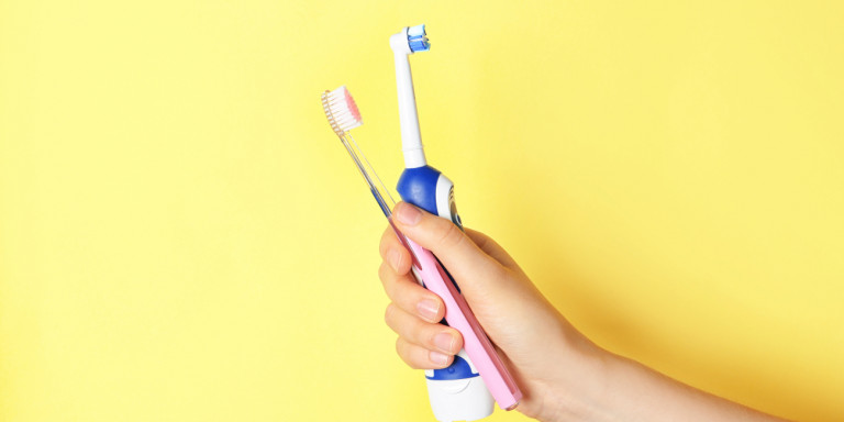 Περιοδοντίτιδα: Νέα έρευνα για την οδοντόβουρτσα -Ηλεκτρική ή παραδοσιακή; - Φωτογραφία 1