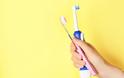 Περιοδοντίτιδα: Νέα έρευνα για την οδοντόβουρτσα -Ηλεκτρική ή παραδοσιακή;