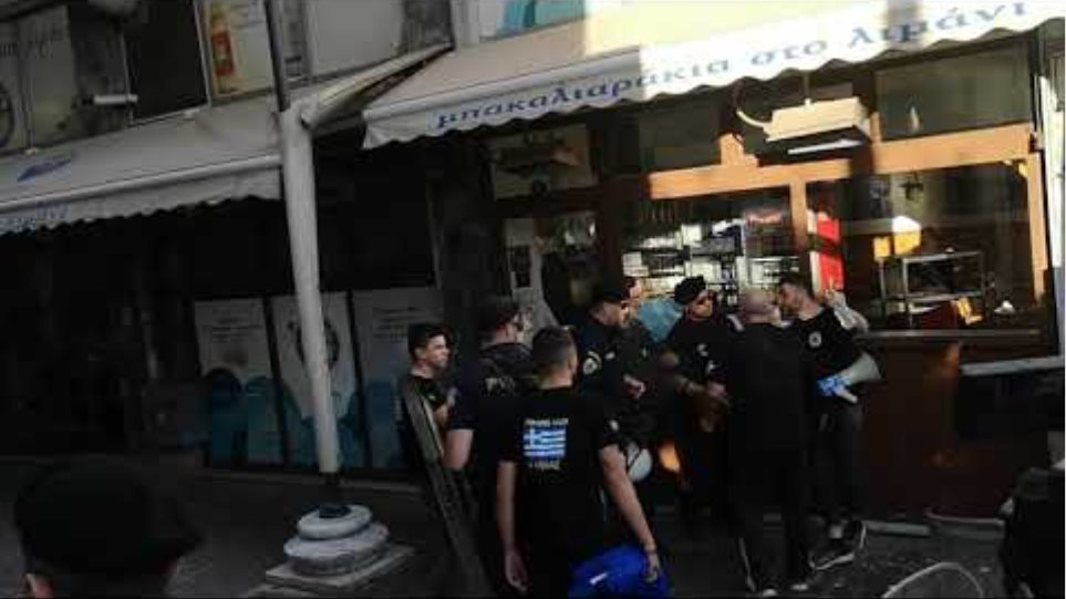 Θεσσαλονίκη: Έγραψαν σε πανό «Τσίπρα είσαι προδότης» και τους προσήγαγε η Αστυνομία - Φωτογραφία 3