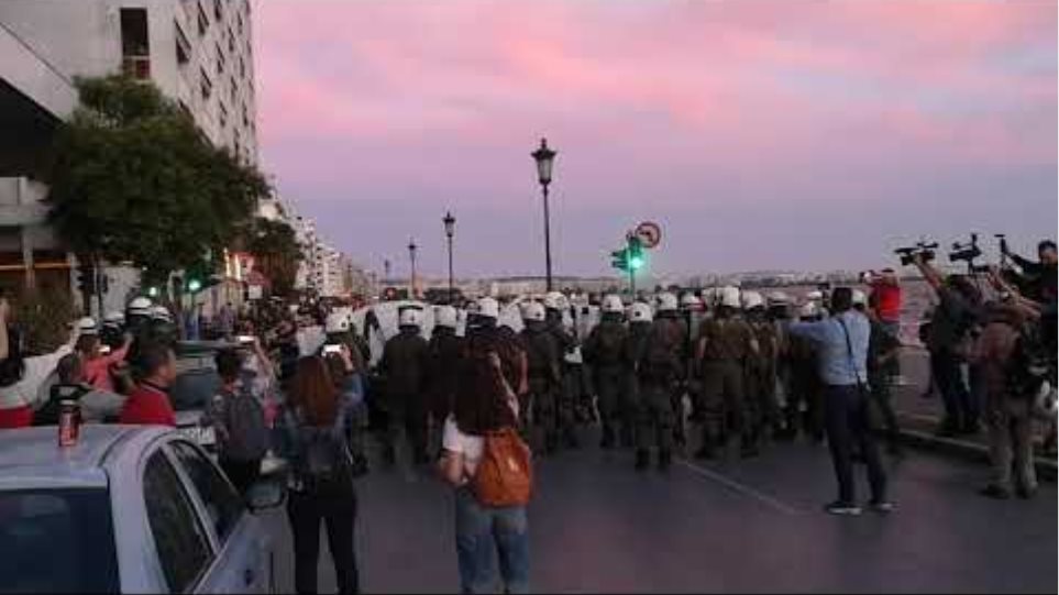 Θεσσαλονίκη: Έγραψαν σε πανό «Τσίπρα είσαι προδότης» και τους προσήγαγε η Αστυνομία - Φωτογραφία 5