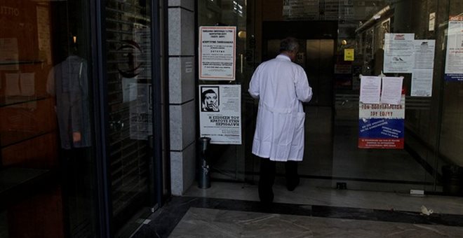 Άγριος ξυλοδαρμός γιατρού από φίλο τραυματία στο ΓΝ Νίκαιας - Φωτογραφία 1