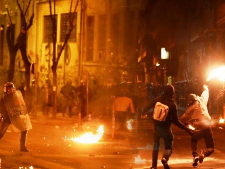 Εμπρησμοί, μολότοφ και πυροβολισμοί τη νύχτα στην Αθήνα - Φωτογραφία 1