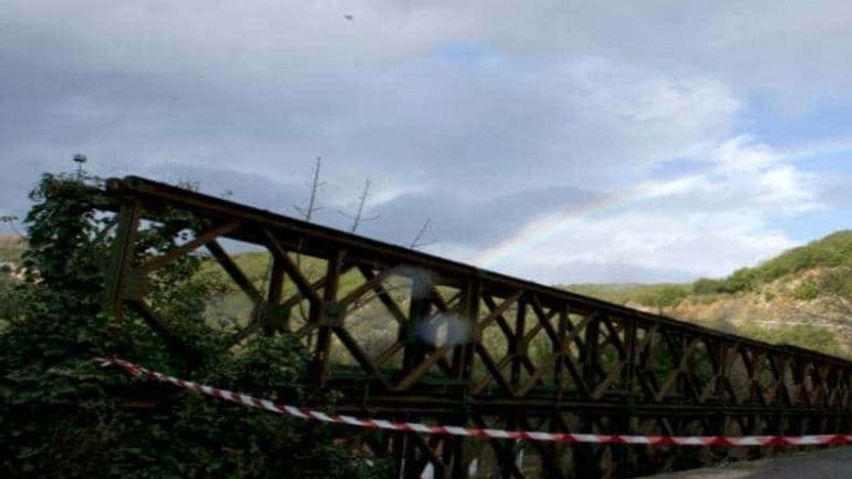 Πήλιο: 18χρονος πήδηξε από γέφυρα σε χαράδρα - Φωτογραφία 1